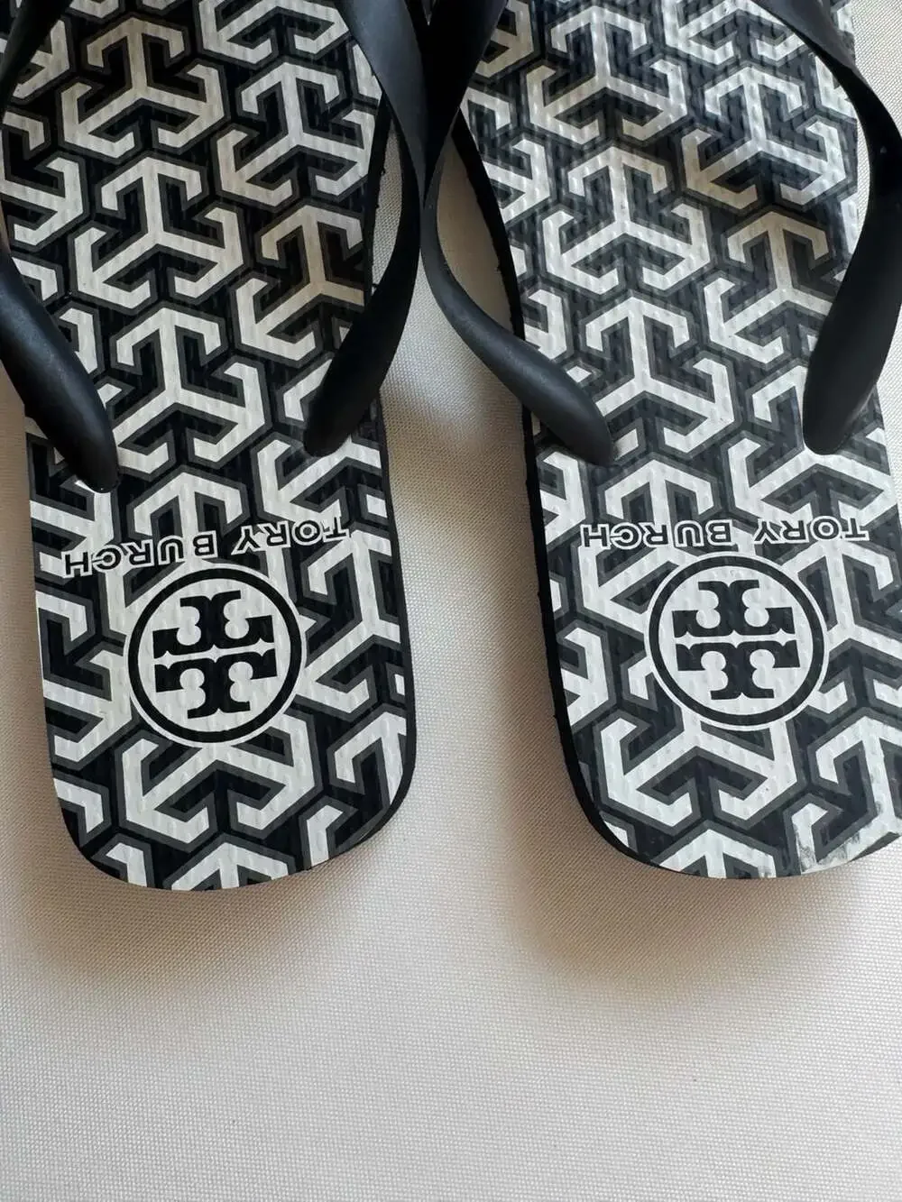 Tory Burch Geometric Logo Flip Flops Black White Resort Beach Sandals Size 8